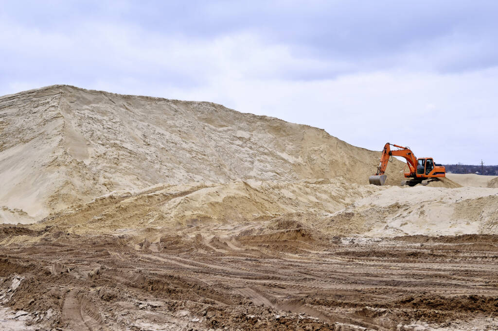 Working,digger,in,a,quarry,produces,sand.