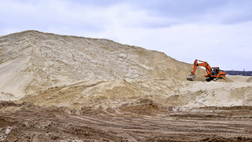Working,digger,in,a,quarry,produces,sand.